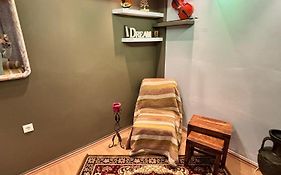 Nirvana Apartment Quiet Stay With Free Parking & Airport Access